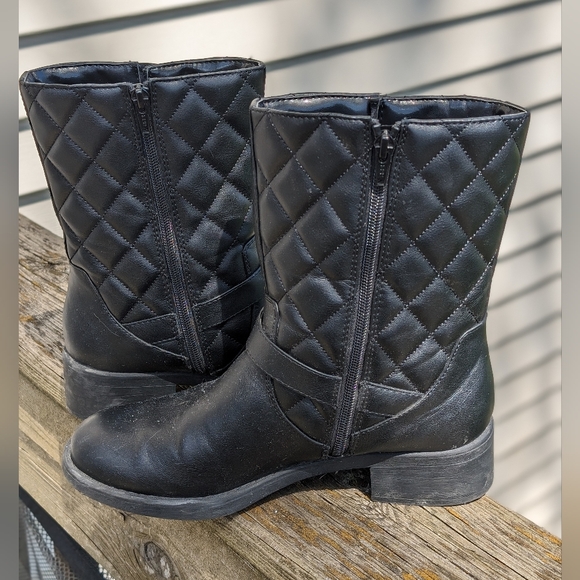 Dana Buchman- Women's Quilted Ankle Boots - Picture 3 of 10